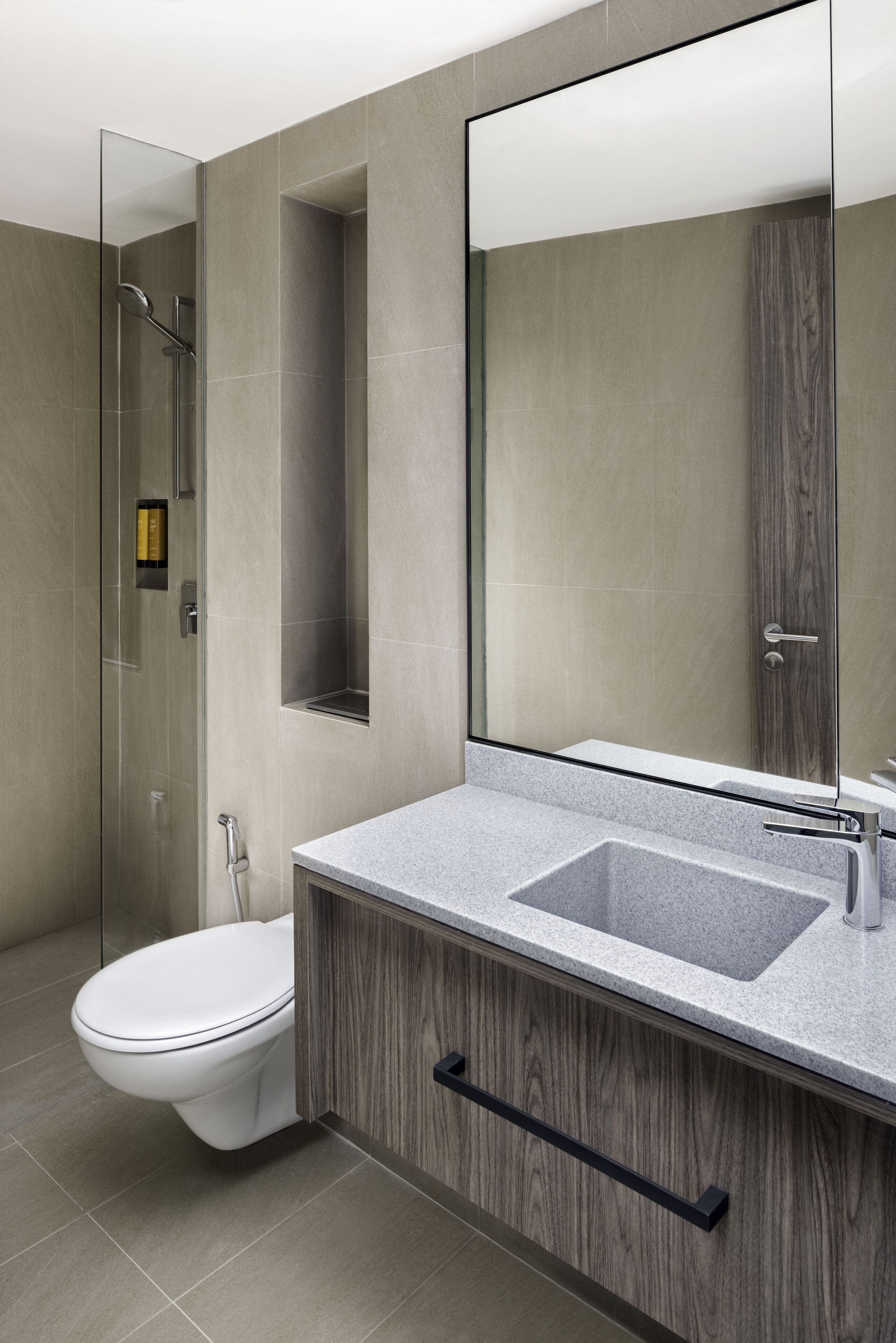 Familien-Vierbettzimmer (Friends & Family) | Badezimmer | Dusche, Regendusche, kostenlose Toilettenartikel, Haartrockner