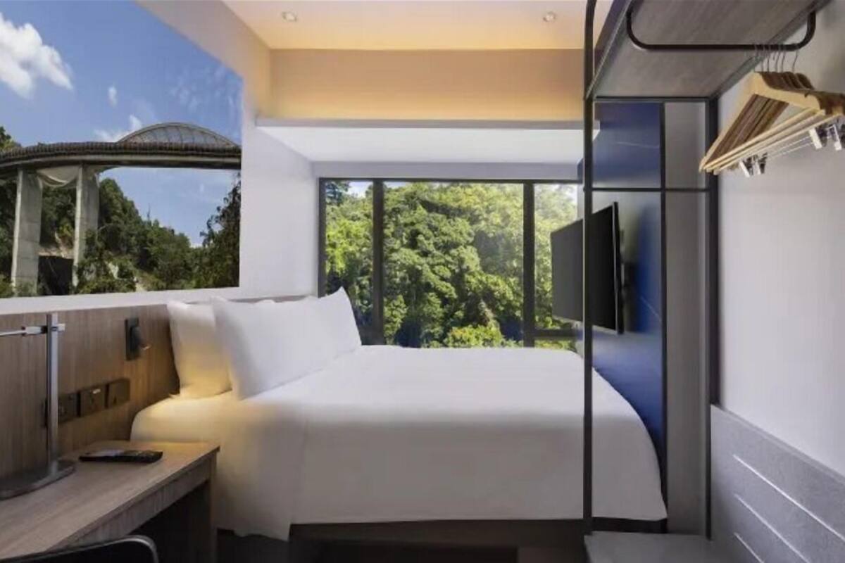 Standard Queen Room | In-room safe, individually decorated, individually furnished, desk