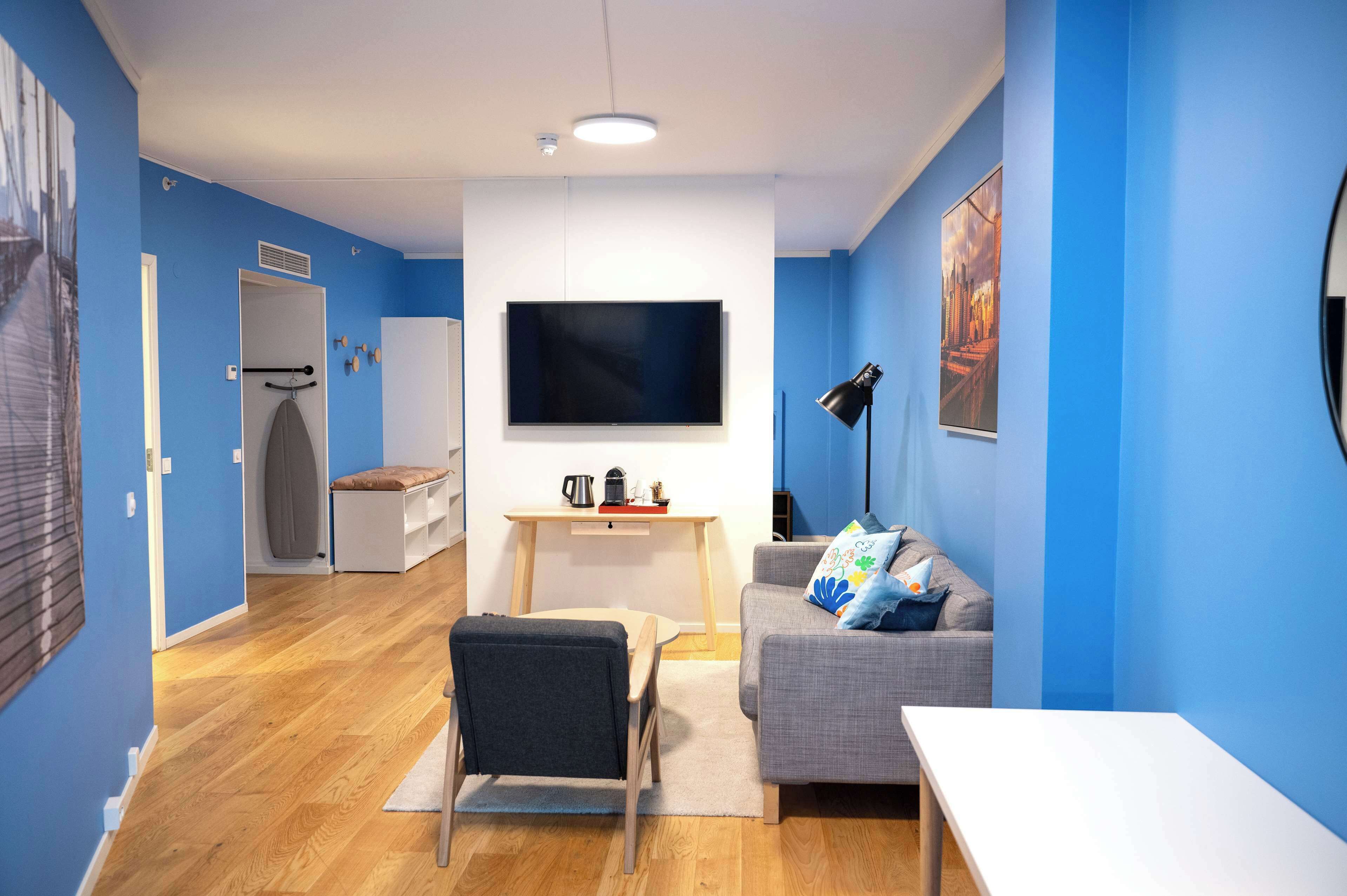 deluxe room, 1 queen bed | desk, blackout curtains, soundproofing, iron/ironing board