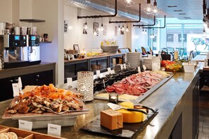 Se ofrece un desayuno bufé todos los días (por un coste adicional)