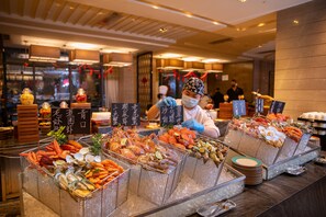 3 restaurants; breakfast, lunch, and dinner served - Crowne Plaza Shenzhen Longgang City Centre by IHG (Shenzhen)