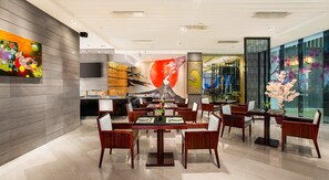 3 restaurantes, se sirven desayunos, comidas, cenas y cocina china