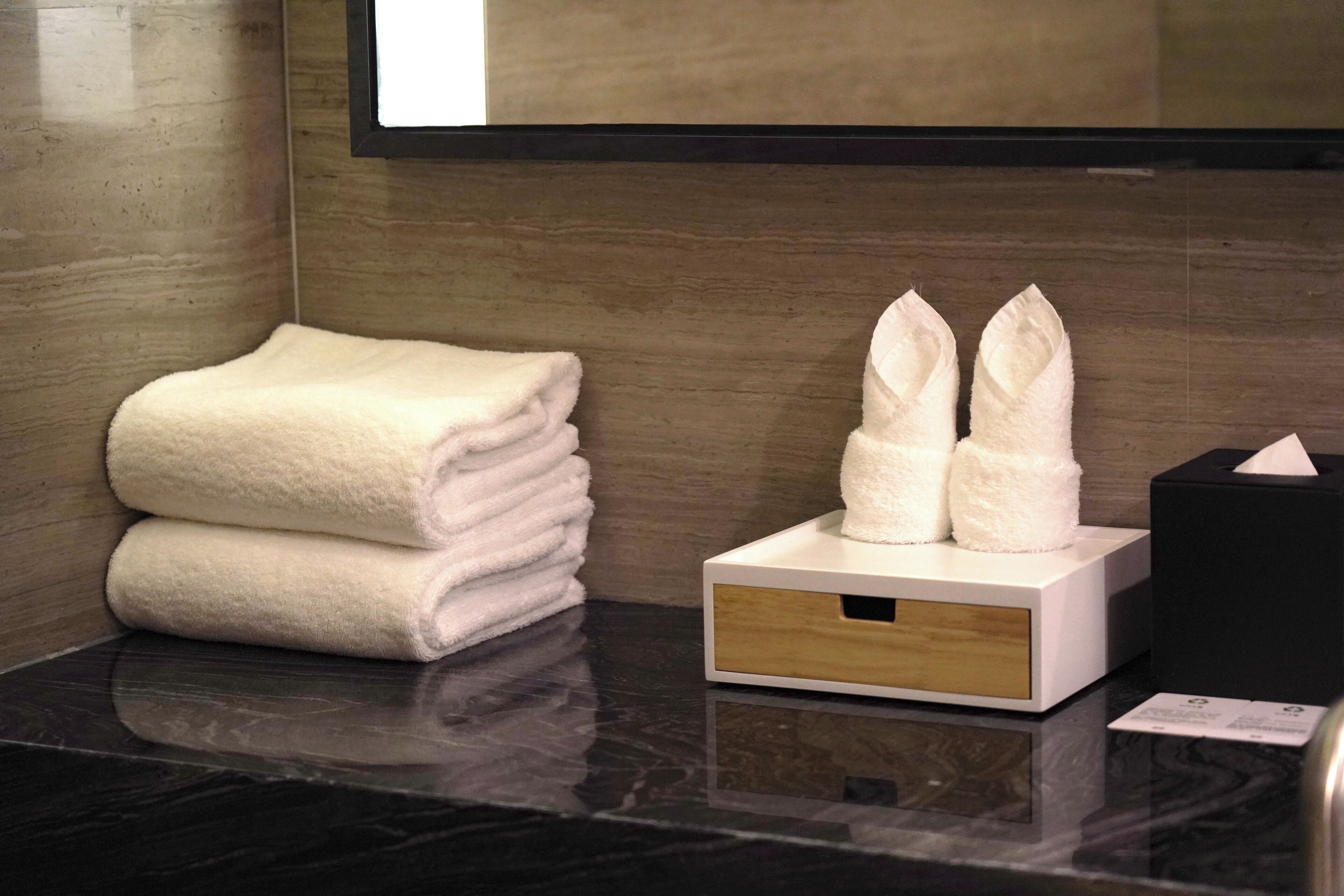 standard room, 1 king bed, accessible bathtub | bathroom | hair dryer, bathrobes, slippers, towels