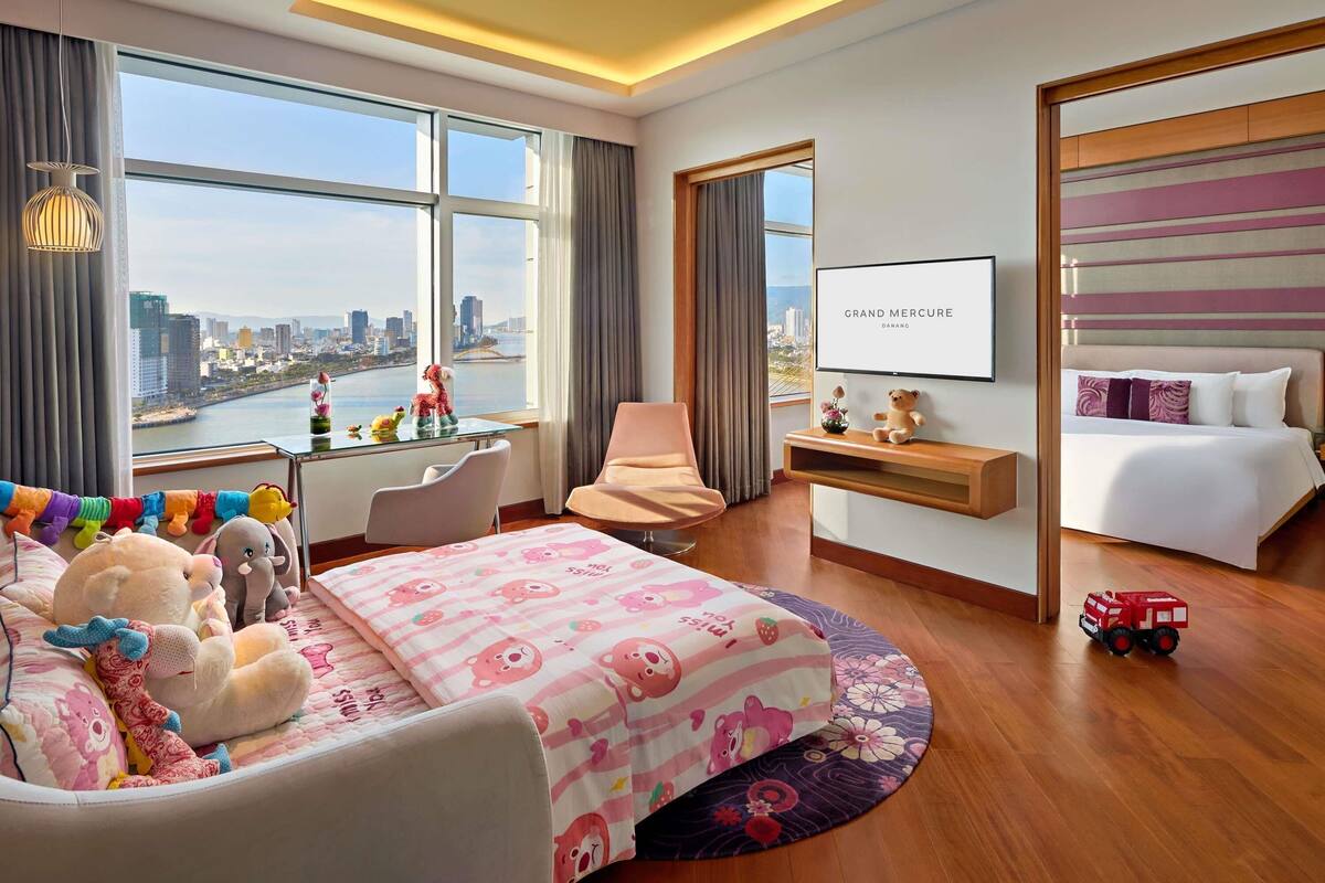 Family Suite, High Floor with Privilege Lounge access | In-room safe, desk, blackout drapes, soundproofing