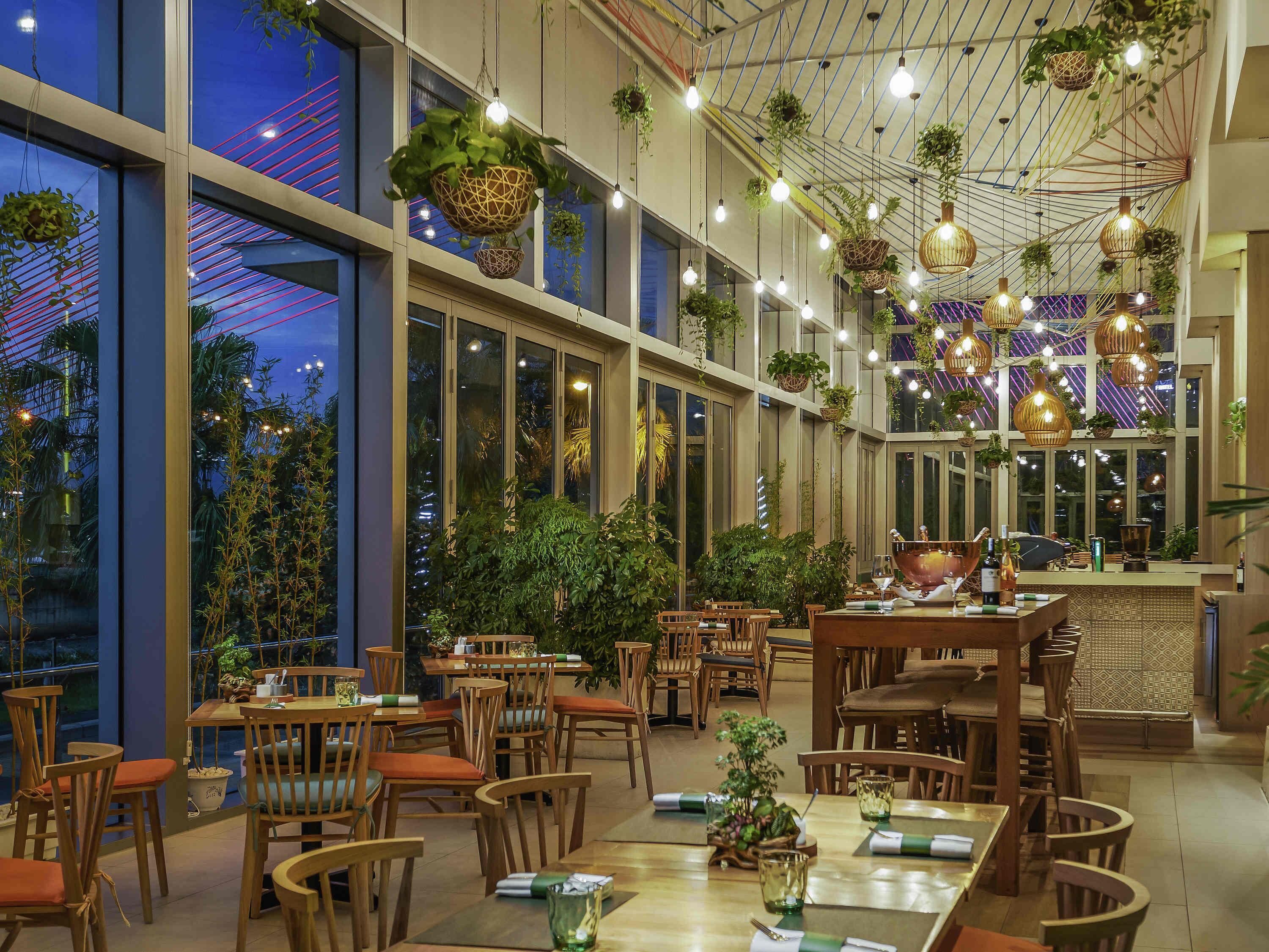 3 restaurantes; se sirve almuerzo y cena