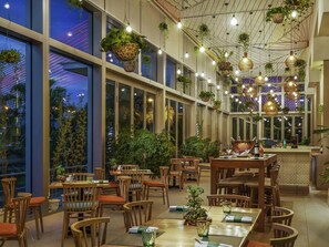 3 restaurantes: opção de almoço e jantar