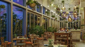 3 restaurants; lunch and dinner served