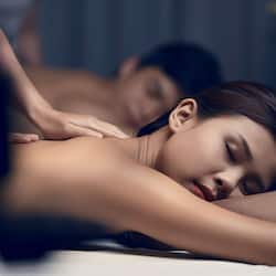 Salas de tratamiento para parejas, un sauna, una bañera de hidromasaje