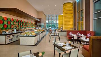 Sarapan prasmanan setiap hari (VND 350000 per orang)