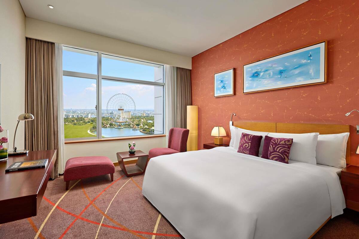 Deluxe Room, 1 Queen Bed, City View, Executive Level | In-room safe, desk, blackout drapes, soundproofing