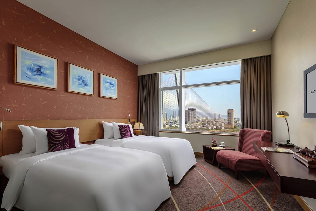 Caixa forta a l'habitació, escriptori i cortines opaques