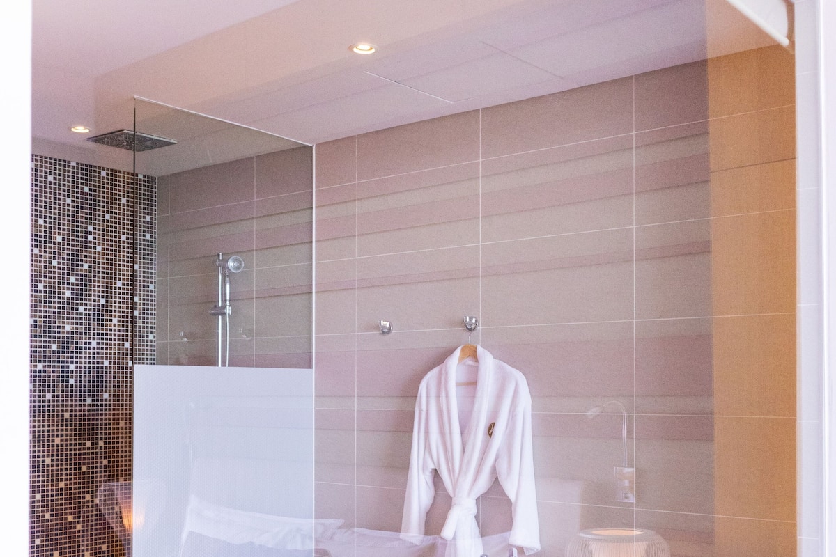 family suite, multiple beds, executive level | bathroom | shower, eco-friendly toiletries, hair dryer, bathrobes