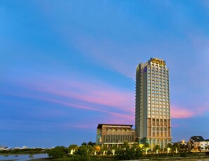 A szálláshely homlokzata – este/éjszaka