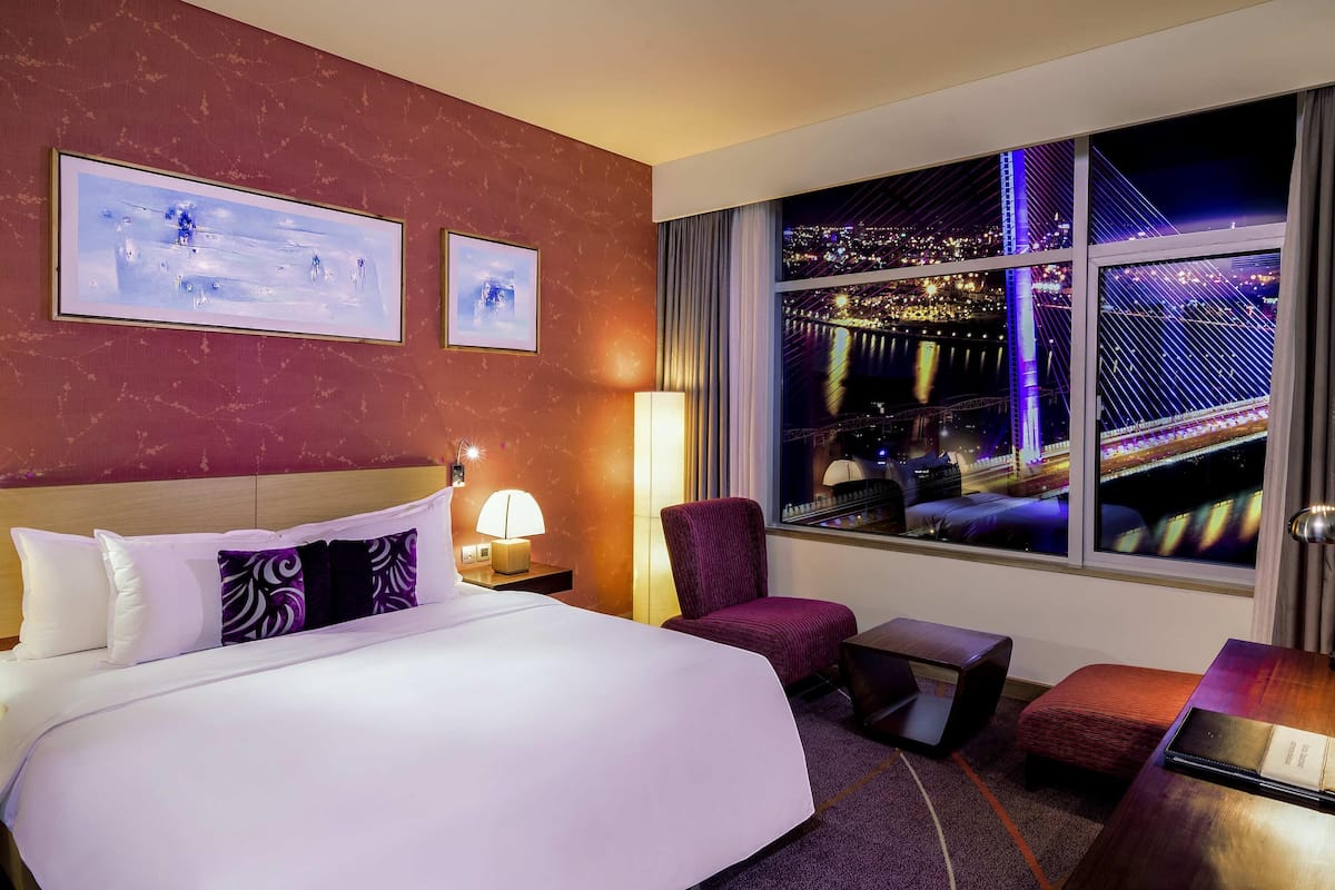 Deluxe Room, 1 Queen Bed, River View, Executive Level | Minibar, in-room safe, desk, blackout drapes