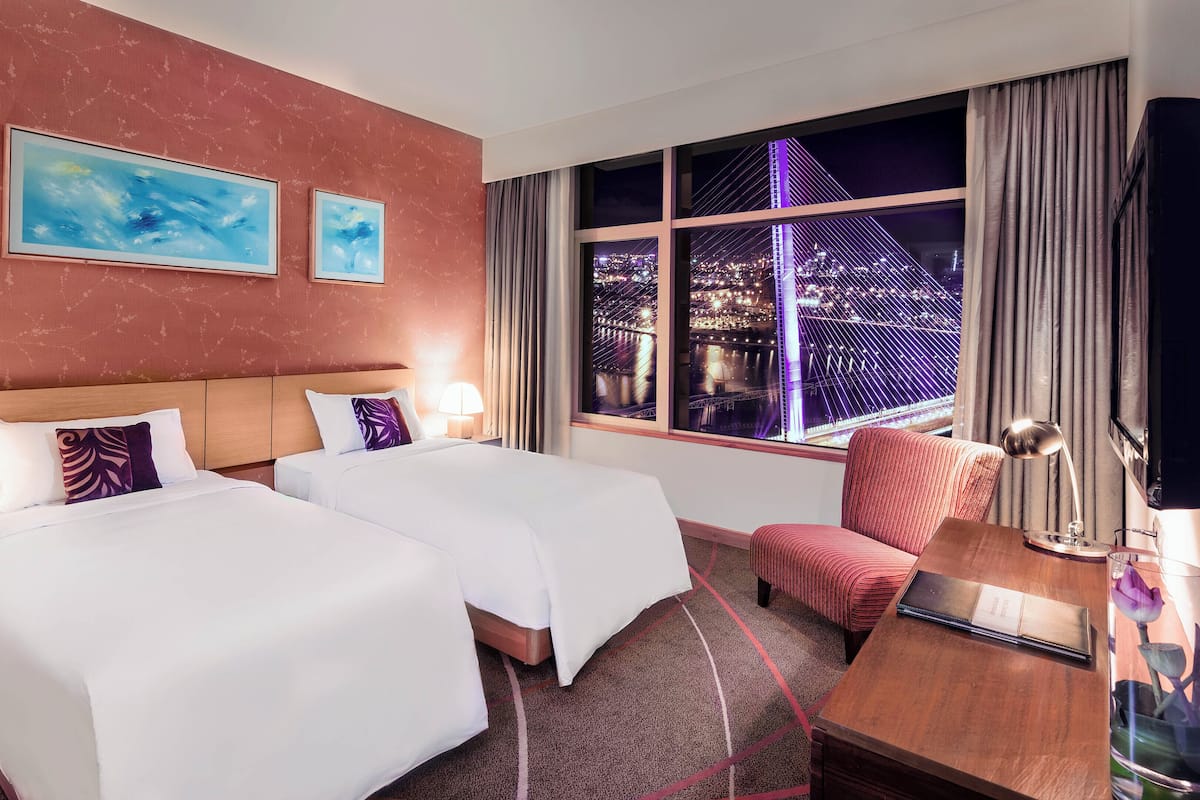 Minibar, caja de seguridad en la habitación y escritorio