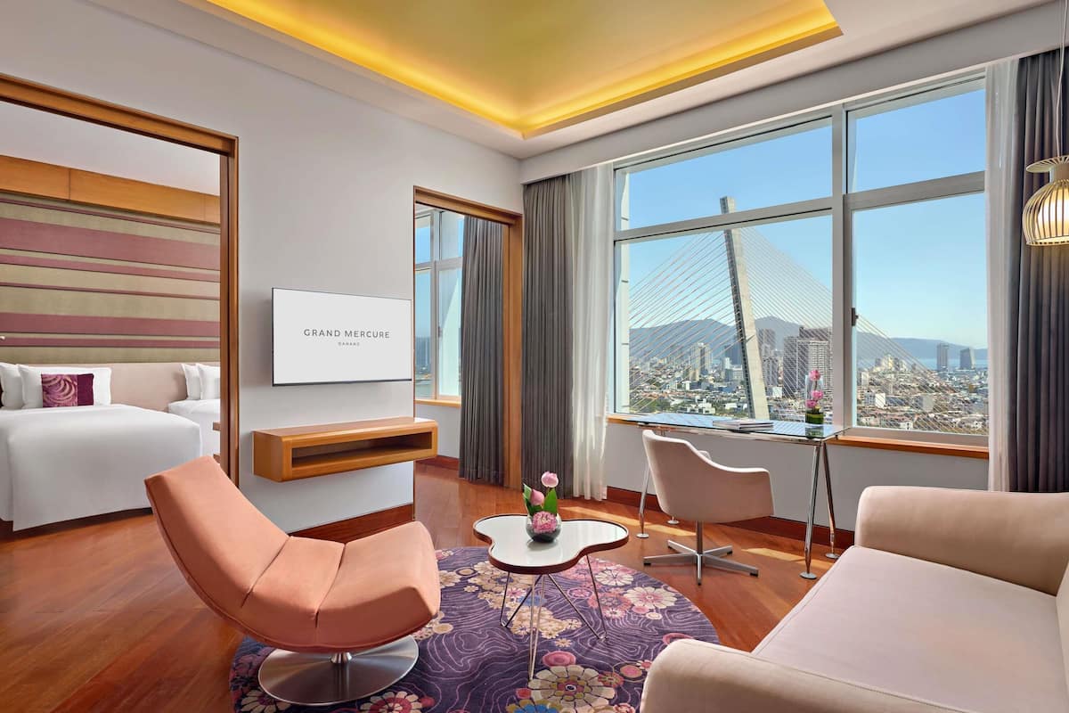 Executive Suite, 2 Twin Beds, Accessible, Club Lounge Access (Privilege, River View) | Minibar, in-room safe, desk, blackout drapes