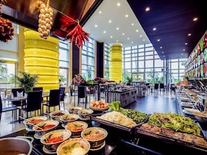 3 restaurants, lunch, dinner served; Chinese cuisine - Grand Mercure Danang (Da Nang)