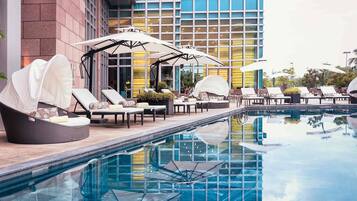 Kolam renang outdoor, dengan payung kolam renang dan kursi berjemur