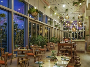 3 restaurants, lunch, dinner served; Chinese cuisine - Grand Mercure Danang (Da Nang)