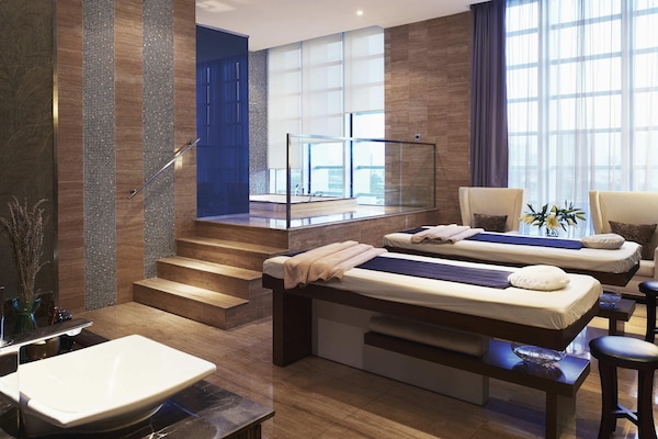 Salas de tratamiento para parejas, un sauna, una bañera de hidromasaje