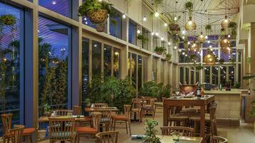 3 restaurants, lunch, dinner served; Chinese cuisine