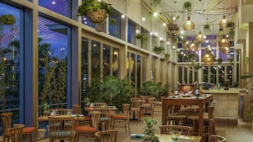 3 restaurants servant le déjeuner et le dîner