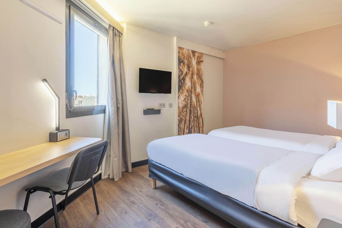 Ropa de cama de alta calidad y caja de seguridad en la habitación