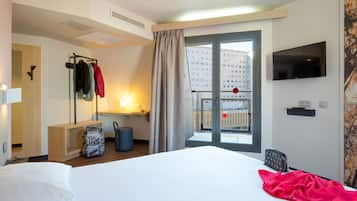 Double Room, Non Smoking | Premium bedding, in-room safe, desk, blackout curtains