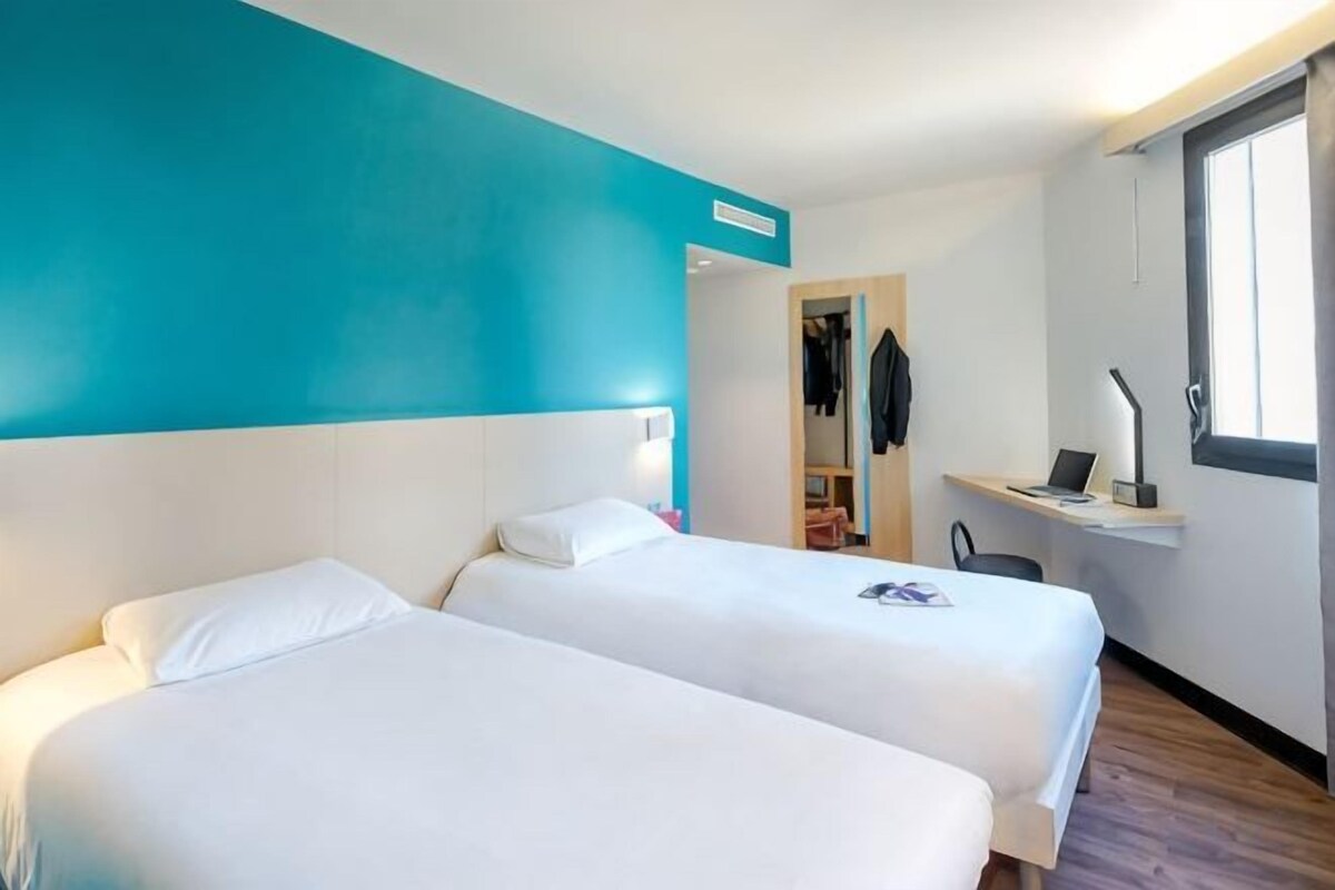 Premium bedding, in-room safe, desk, blackout curtains