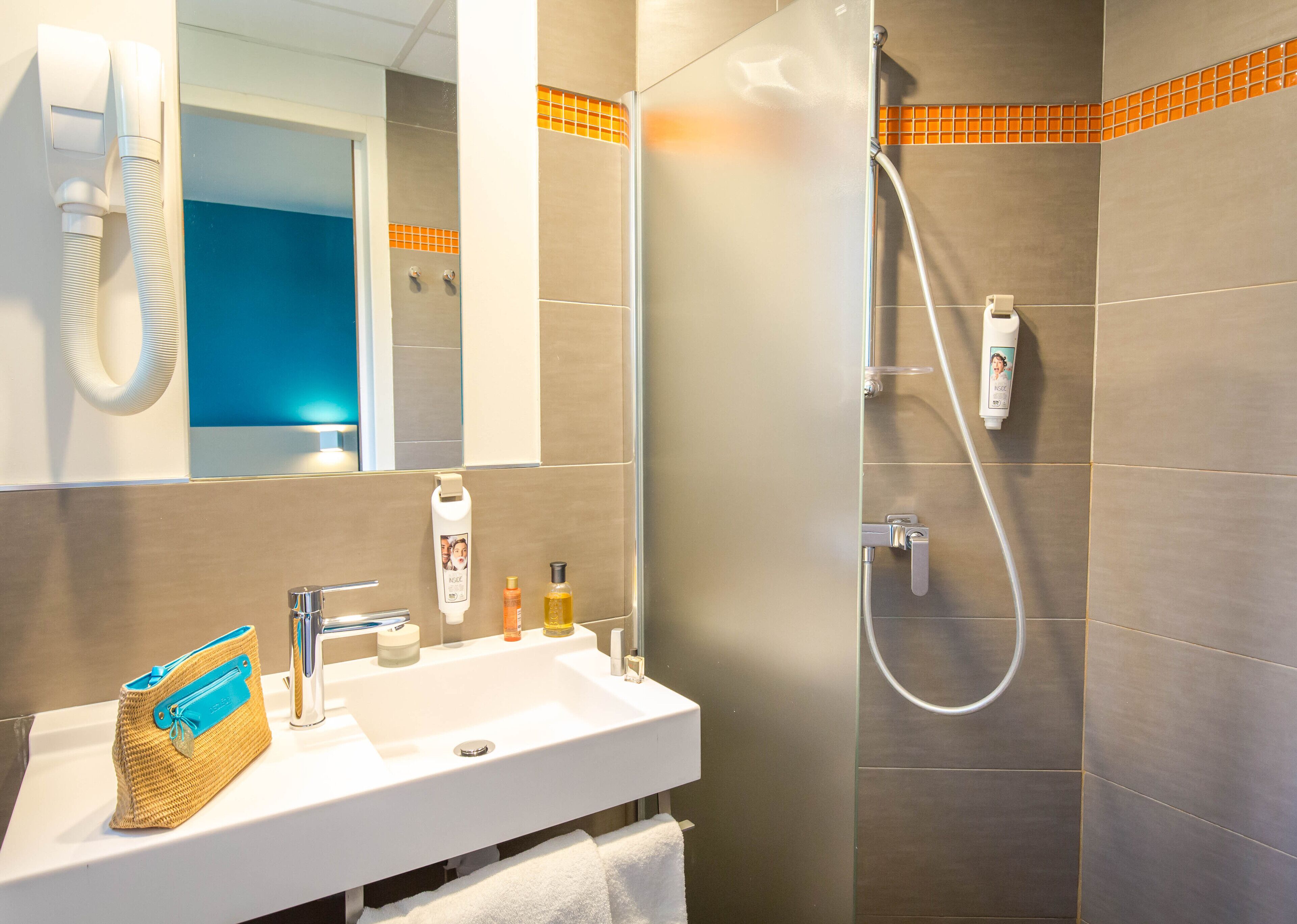 shower, free toiletries, hair dryer, towels