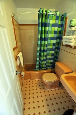 Room | Bathroom | Free toiletries, hair dryer, towels - Stardust Motel (Wildwood)