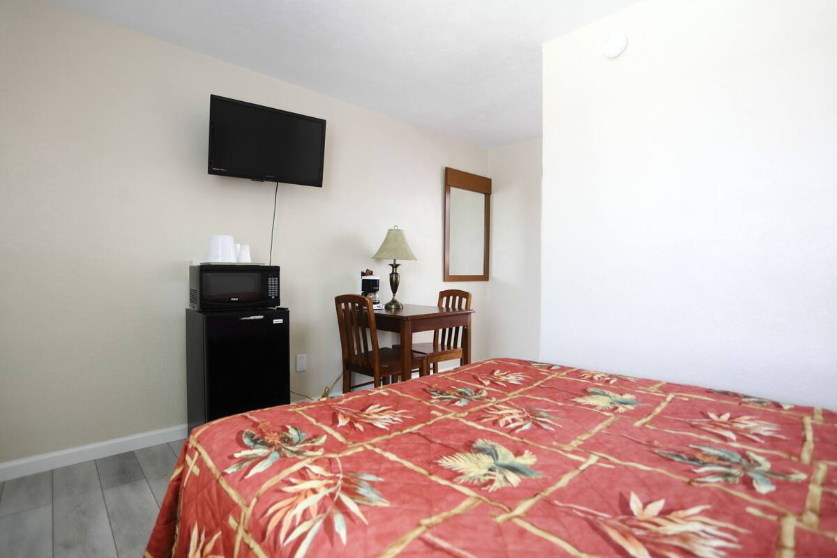 Room | WiFi (free), bed sheets