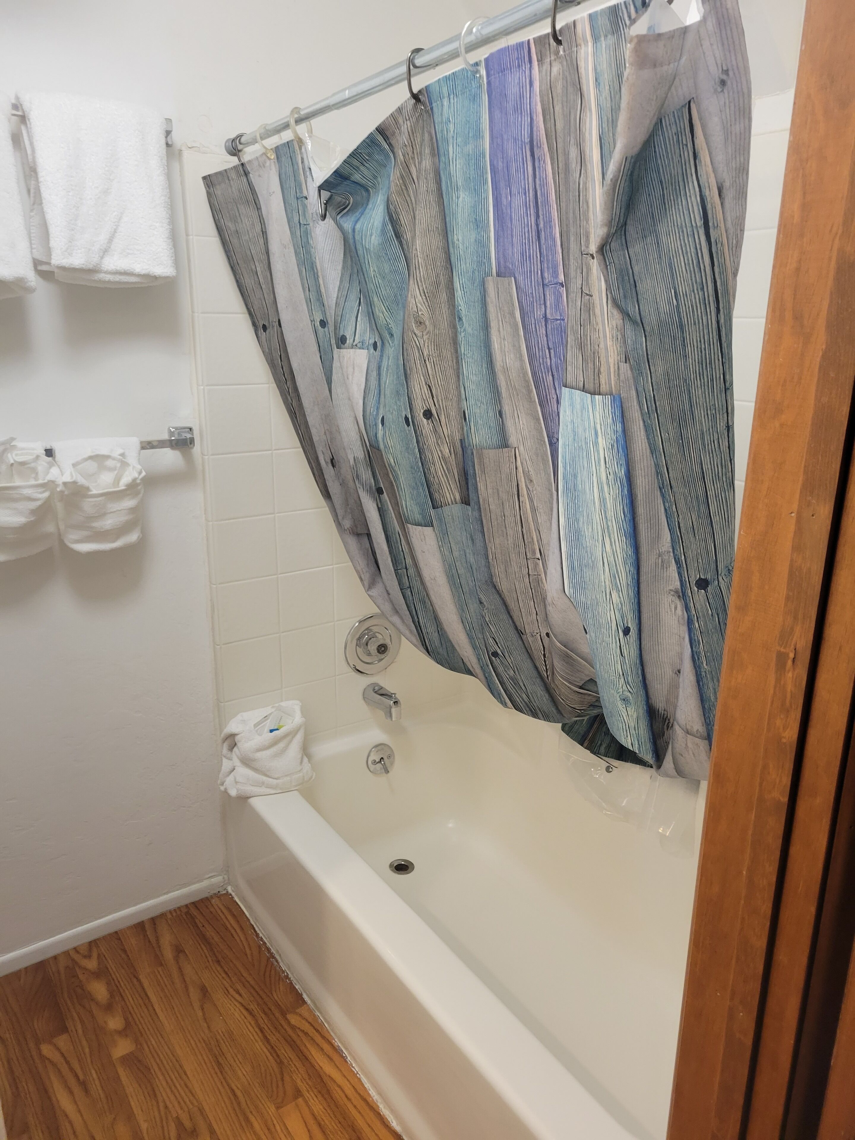 briarwood room | bathroom | free toiletries, towels, soap, shampoo