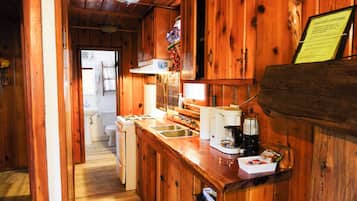 Mökki | Yksityinen keittiö | Jääkaappi, mikroaaltouuni, kahvin-/teenkeitin