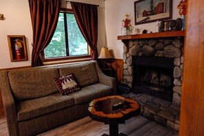 Suite | Área de sala de estar | Televisión de 32 pulgadas con canales por cable