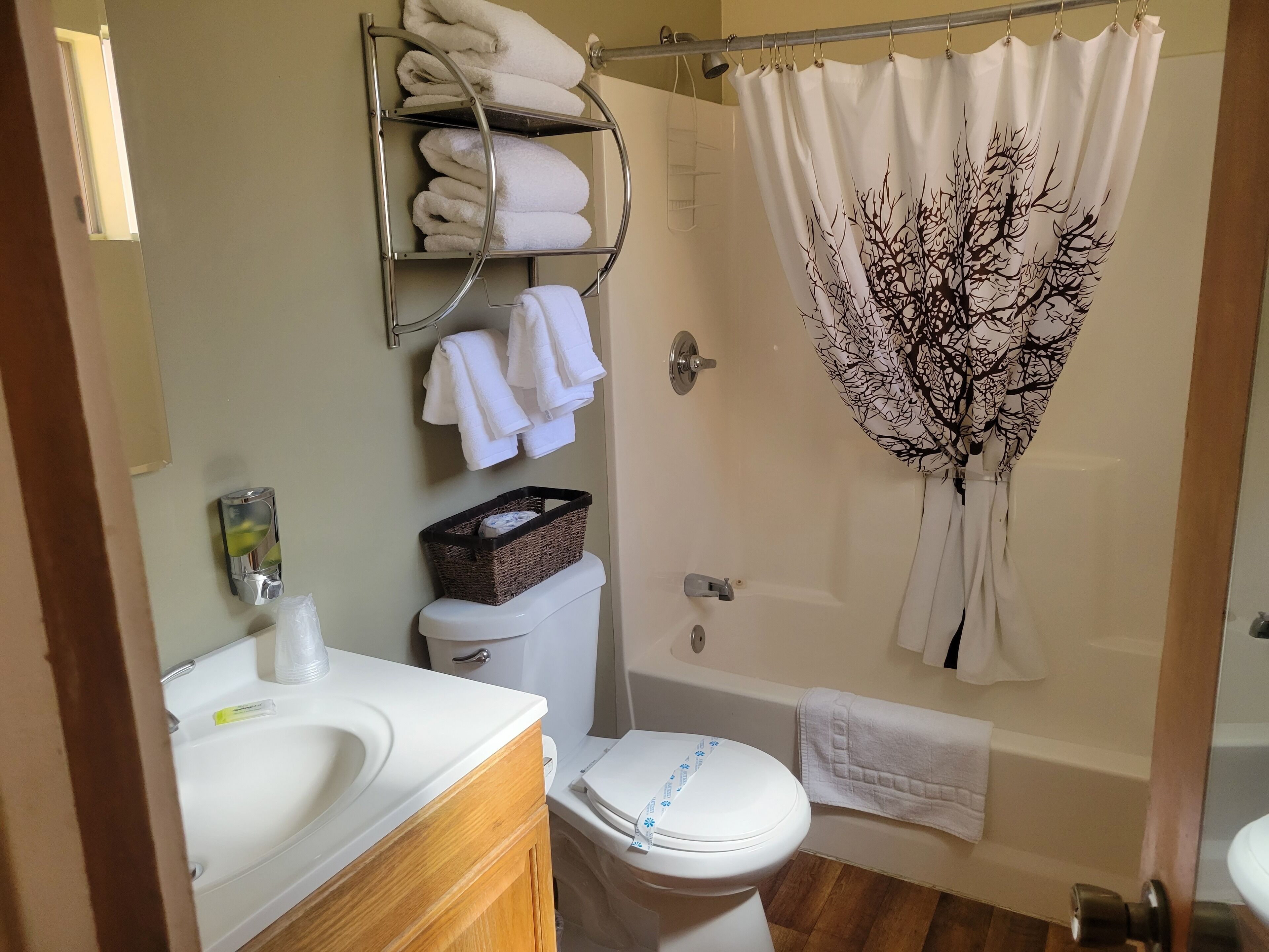 lazy owl cabin, 2 bedrooms | bathroom | free toiletries, towels, soap, shampoo