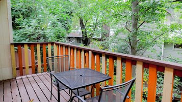 Grey Squirrel Cabin | Terrace/patio