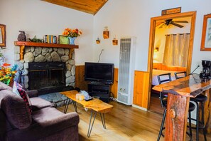 Suite | Área de sala de estar | Televisión de 32 pulgadas con canales por cable