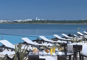 Piscina interna, piscina externa, funciona das 10h às 19h, guarda-sóis