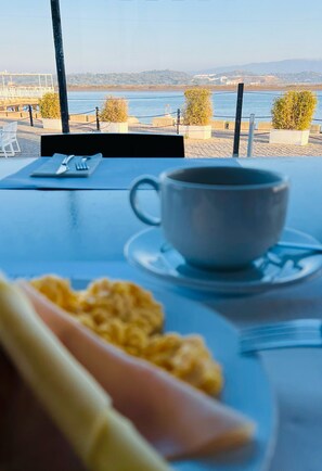 Petit déjeuner continental servi tous les jours en supplément