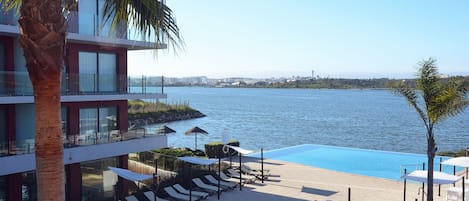 Una piscina techada, una piscina al aire libre