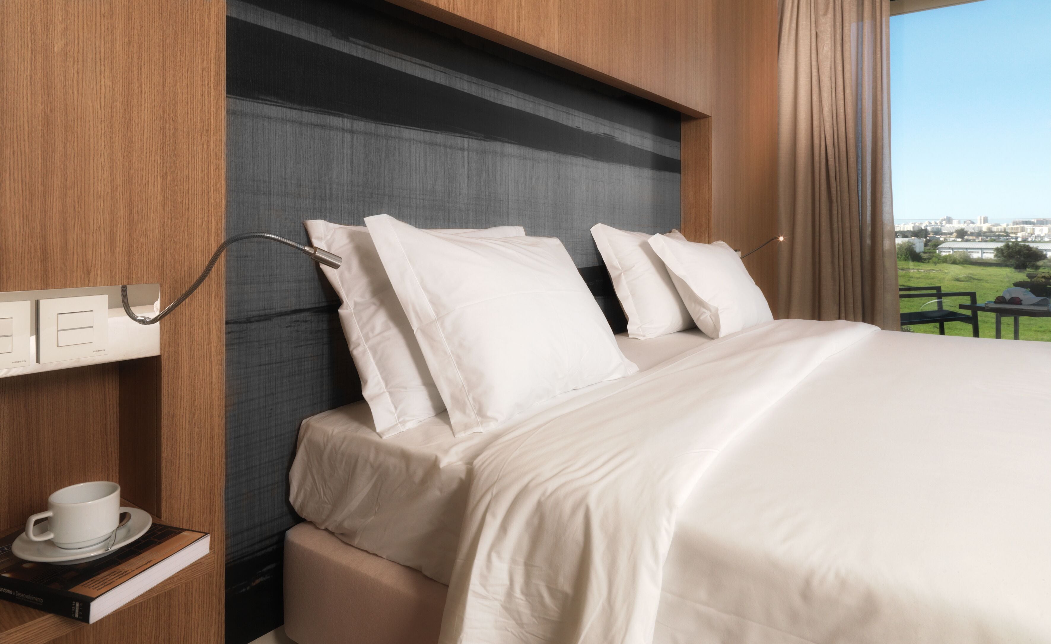 Cofres nos quartos, escrivaninha, Wi-Fi de cortesia, roupa de cama