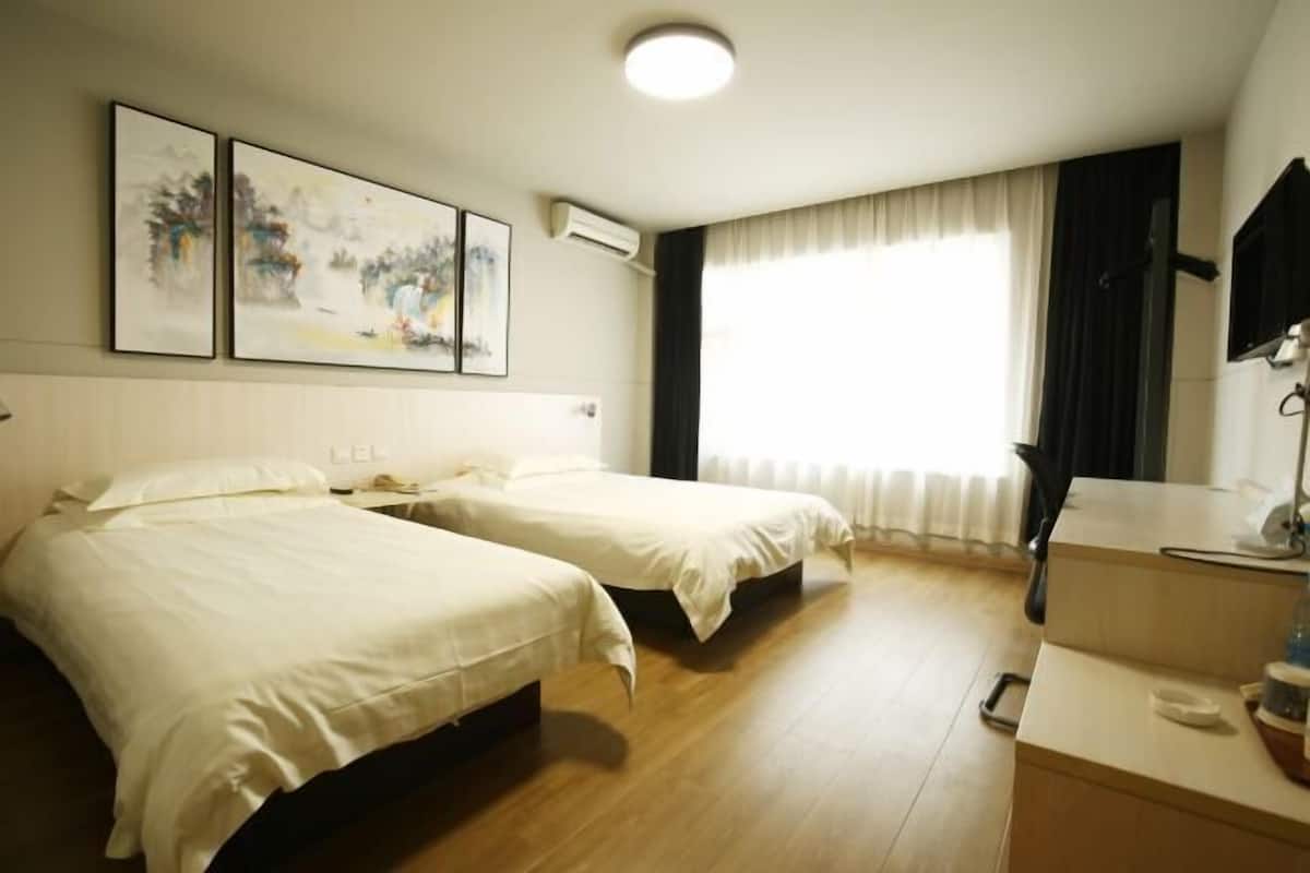 Escritorio, cortinas blackout y tabla de planchar con plancha