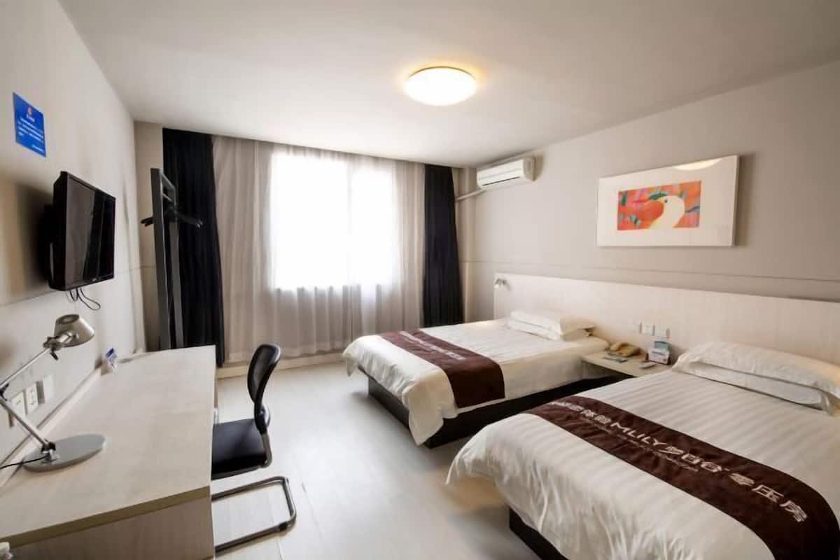 Escritorio, cortinas blackout y tabla de planchar con plancha
