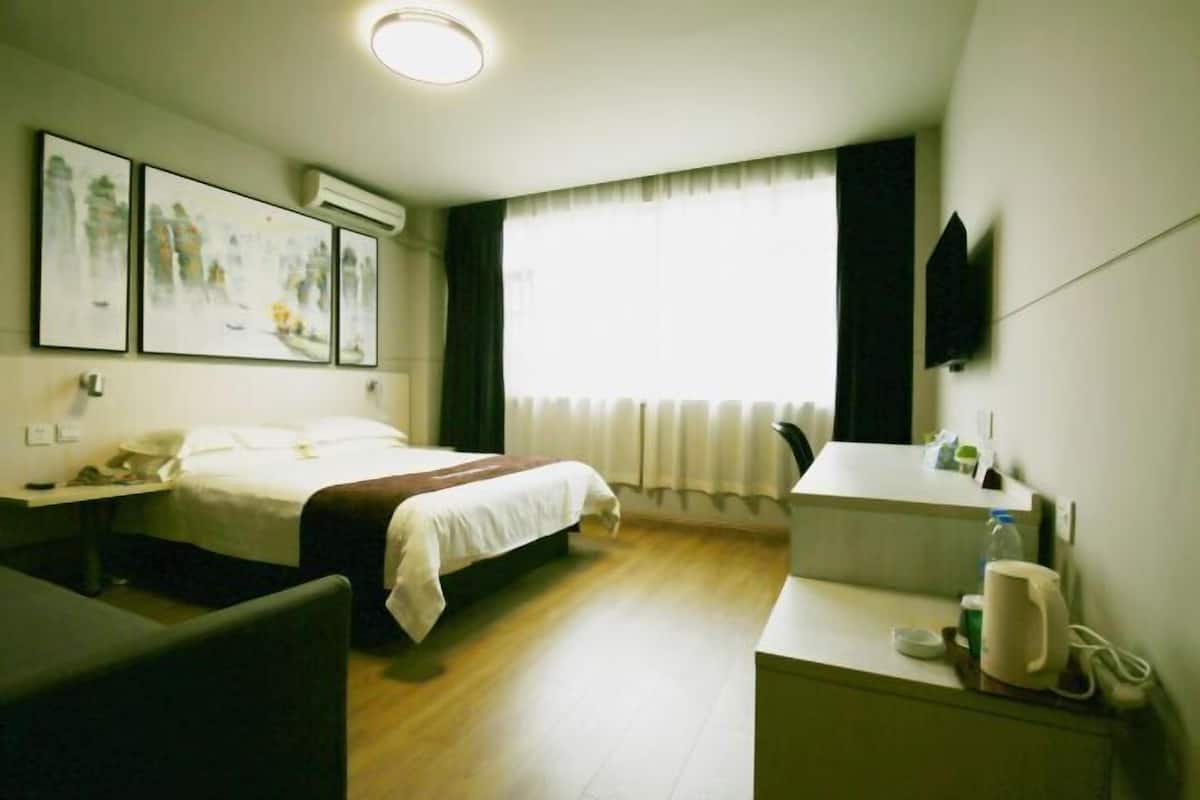 Escritorio, cortinas blackout y tabla de planchar con plancha