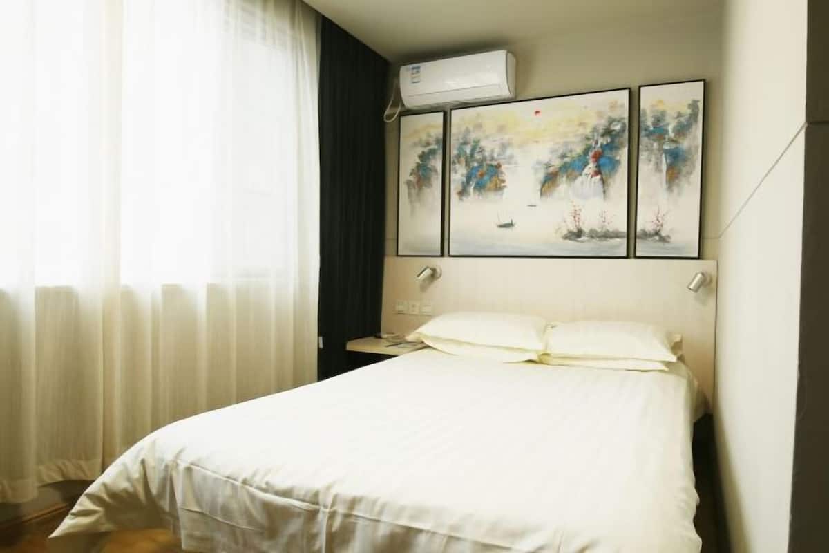 Escritorio, cortinas blackout y tabla de planchar con plancha