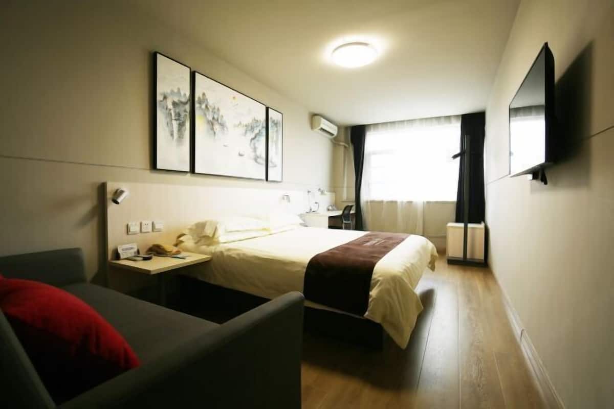 Escritorio, cortinas blackout y tabla de planchar con plancha