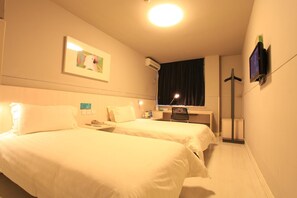 Escritorio, cortinas opacas, tabla de planchar con plancha y wifi gratis