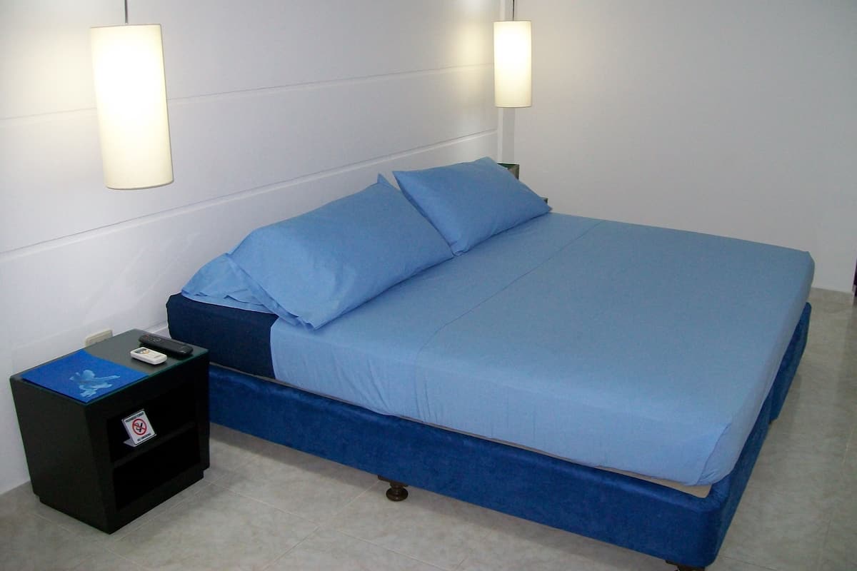 Suite estudio | Ropa de cama de alta calidad, minibar, escritorio y cortinas blackout
