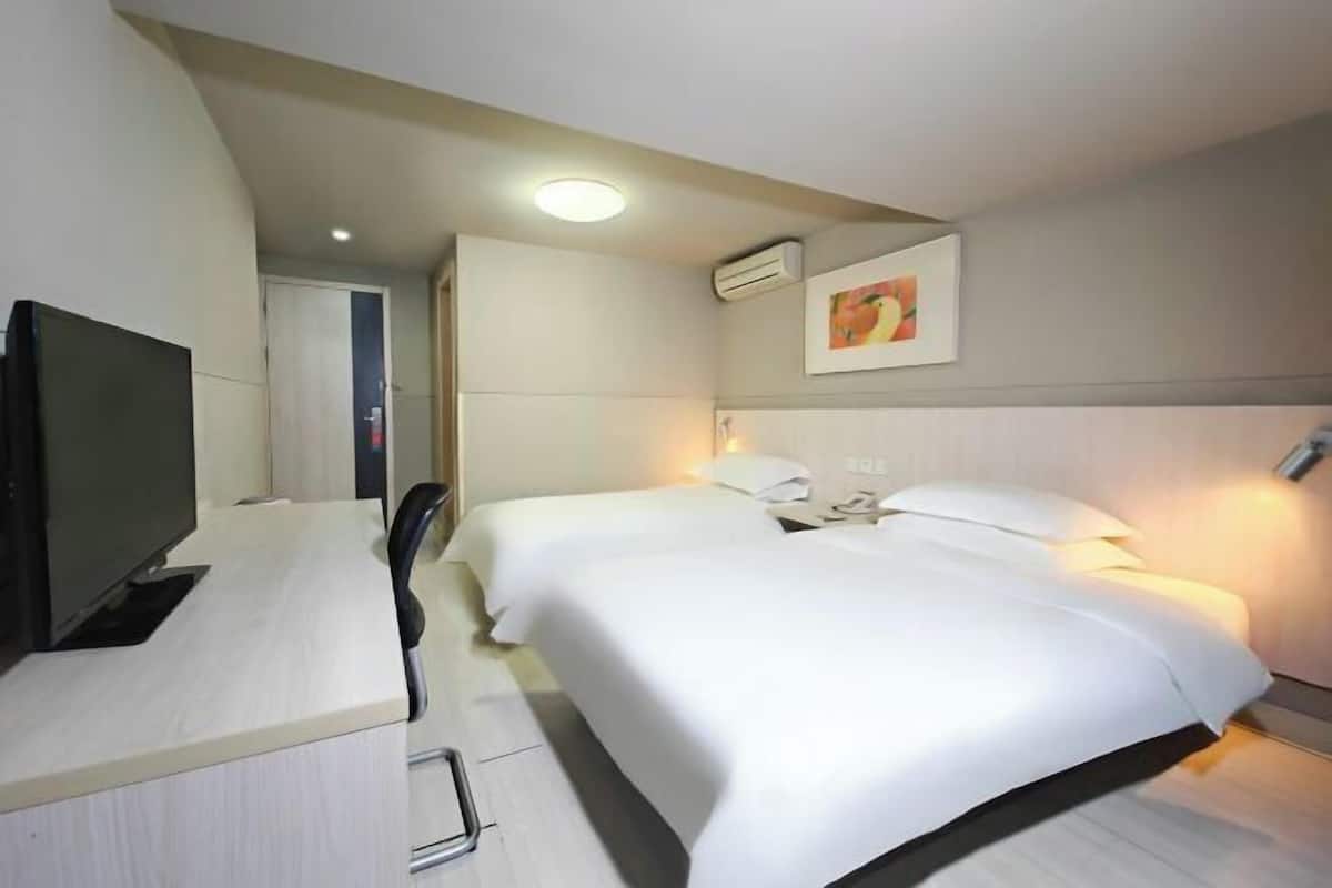 Escritorio, cortinas blackout y tabla de planchar con plancha